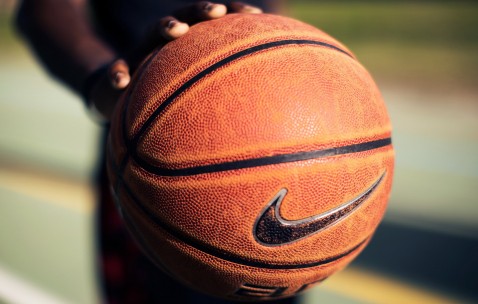 开云体育中国-尼克斯的节奏革命，当慢炖马刺遇上戈贝尔的救赎之战