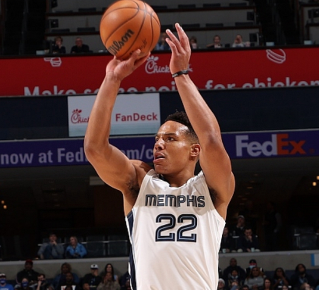 雄鹿战胜骑士，亚当斯内线优势明显