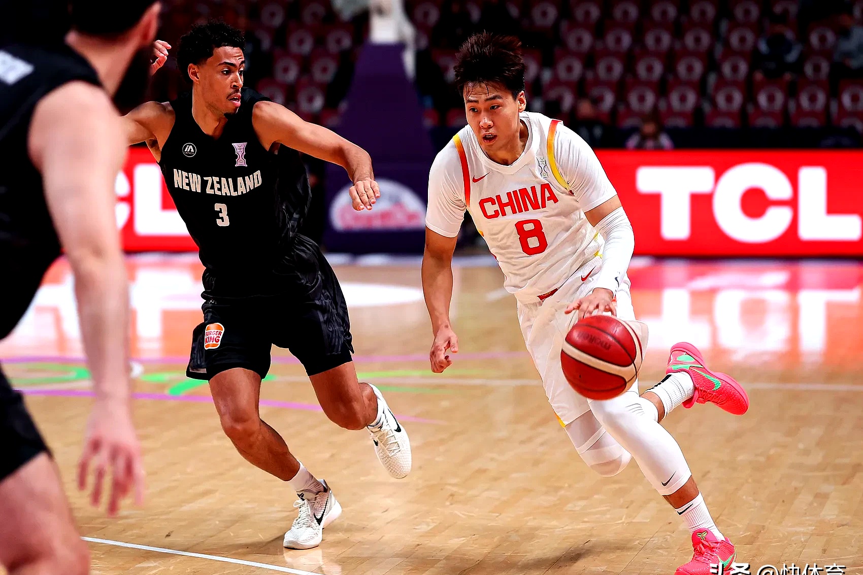 篮球比赛中球员的身体素质发挥出色